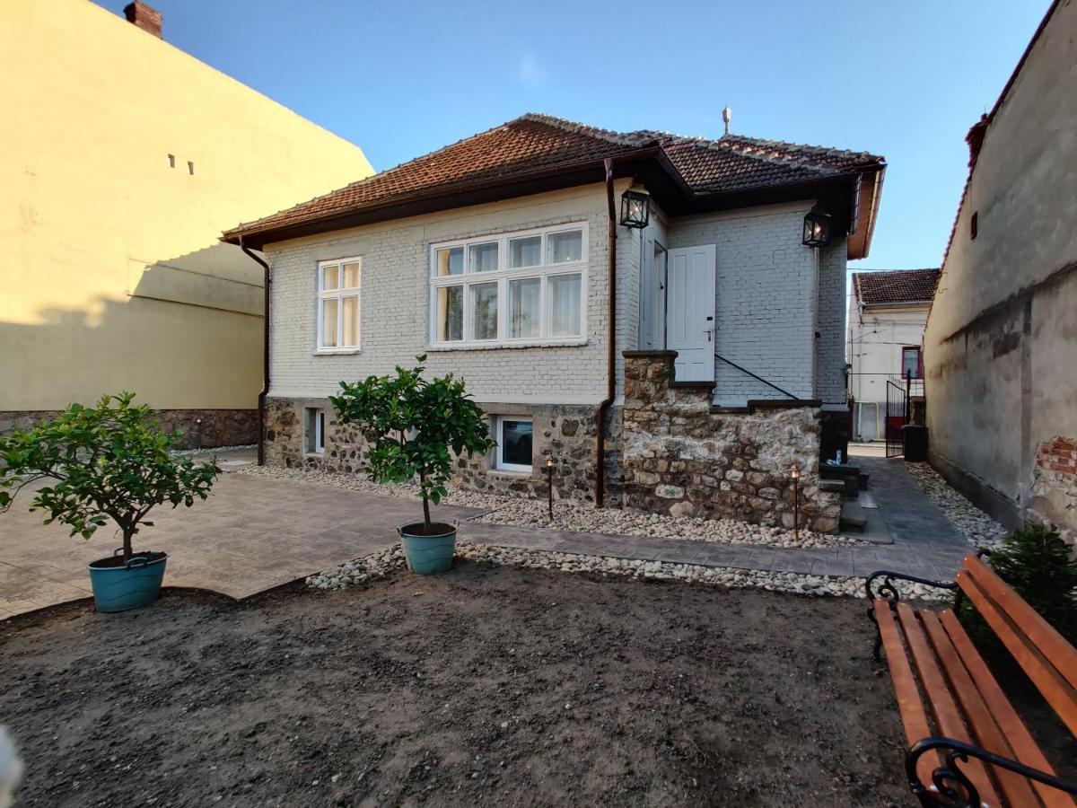 Vila Orient Hunedoara Bagian luar foto